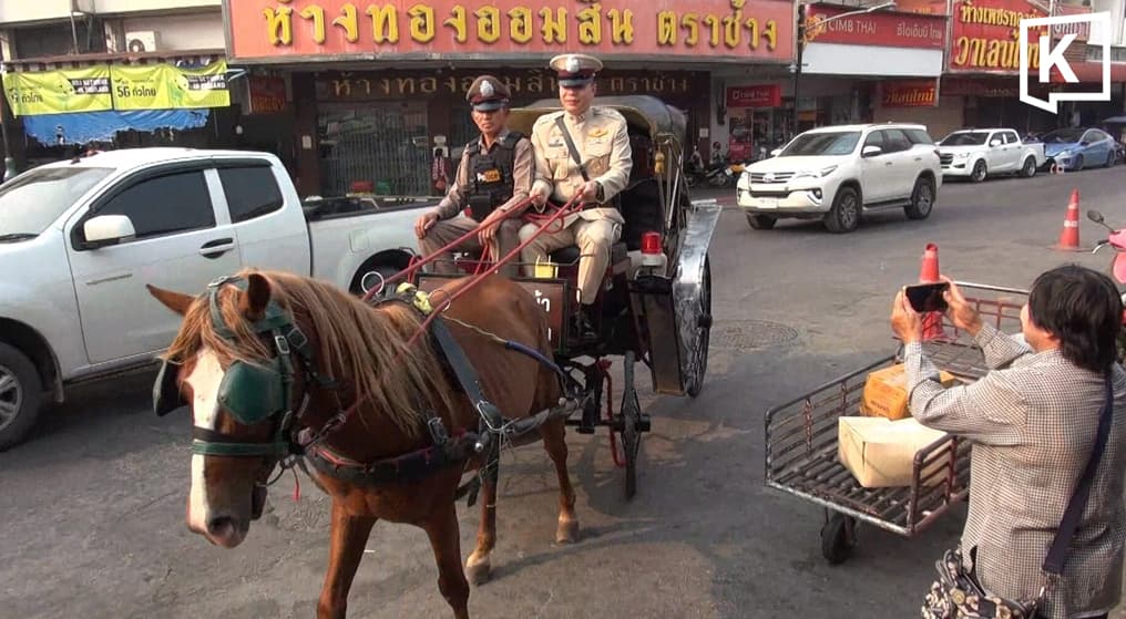 Polícia de Lampang lança patrulhas com carruagens durante o Songkran