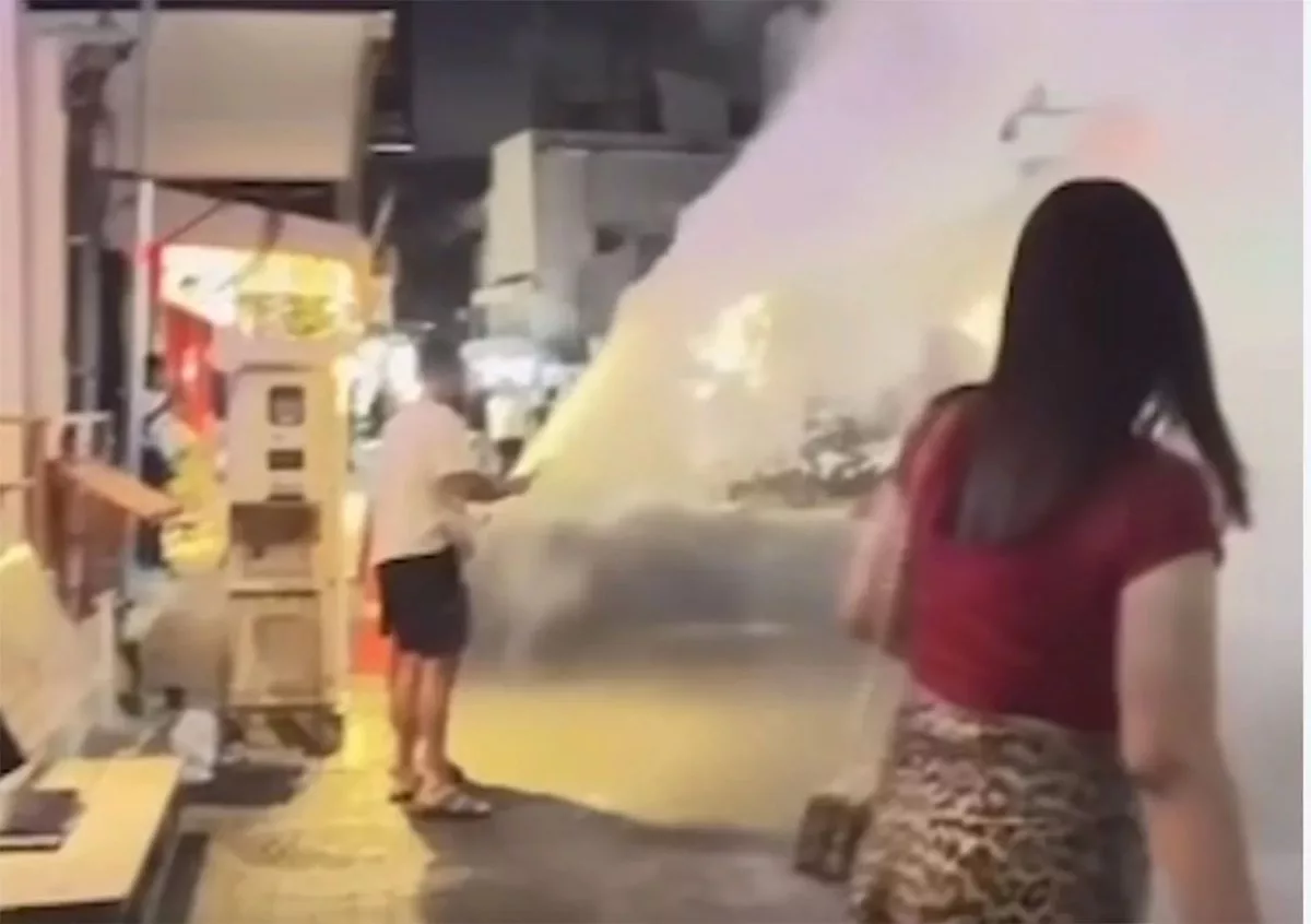 Estrangeiros acionam extintor de incêndio durante festa de Songkran na Walking Street