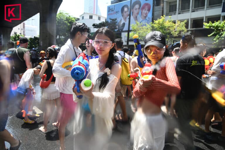 Bangkok abre a Silom Road para o Songkran 2025