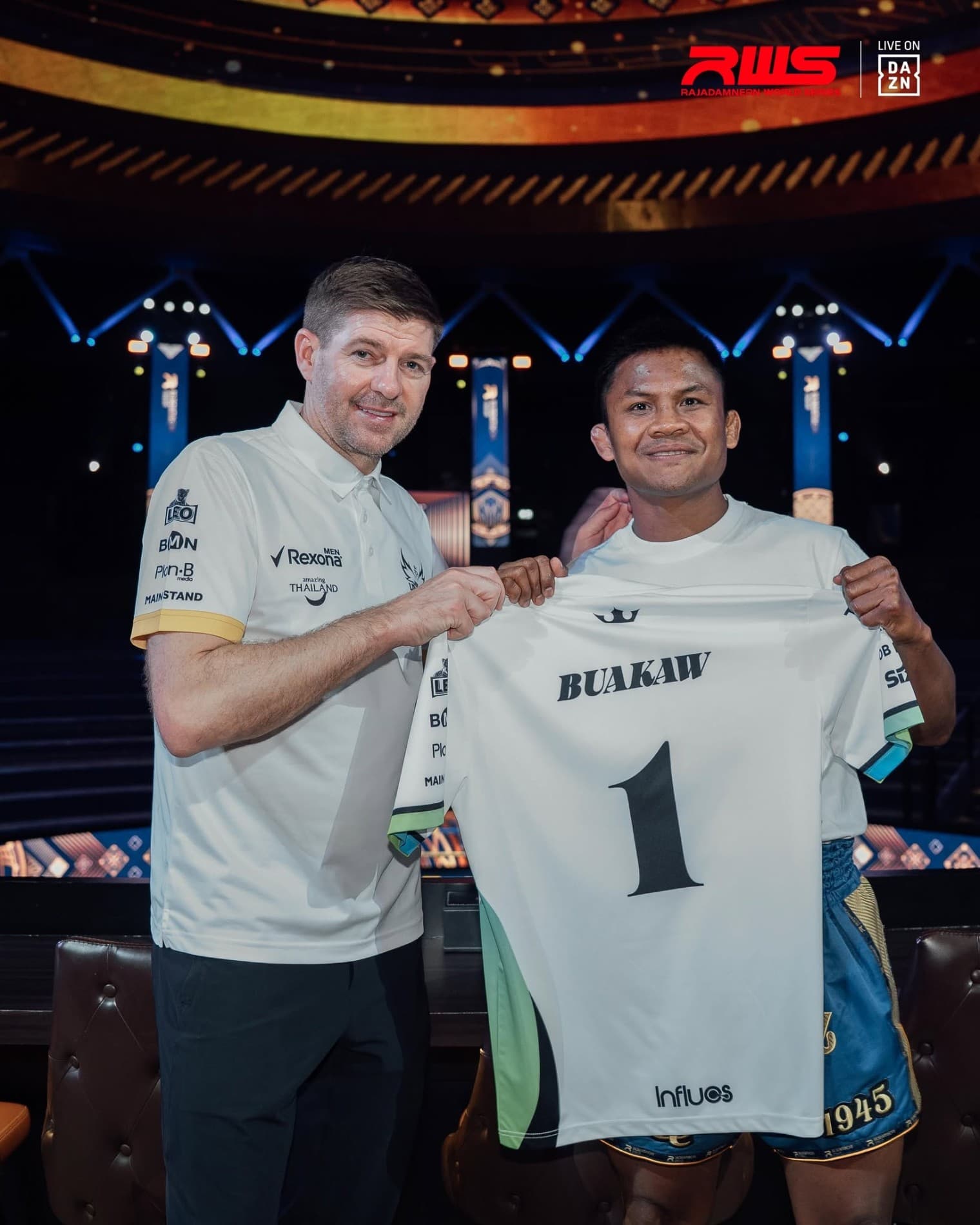 Steven Gerrard e amigos vivem experiência no Muaythai ao lado de Buakaw no Rajadamnern