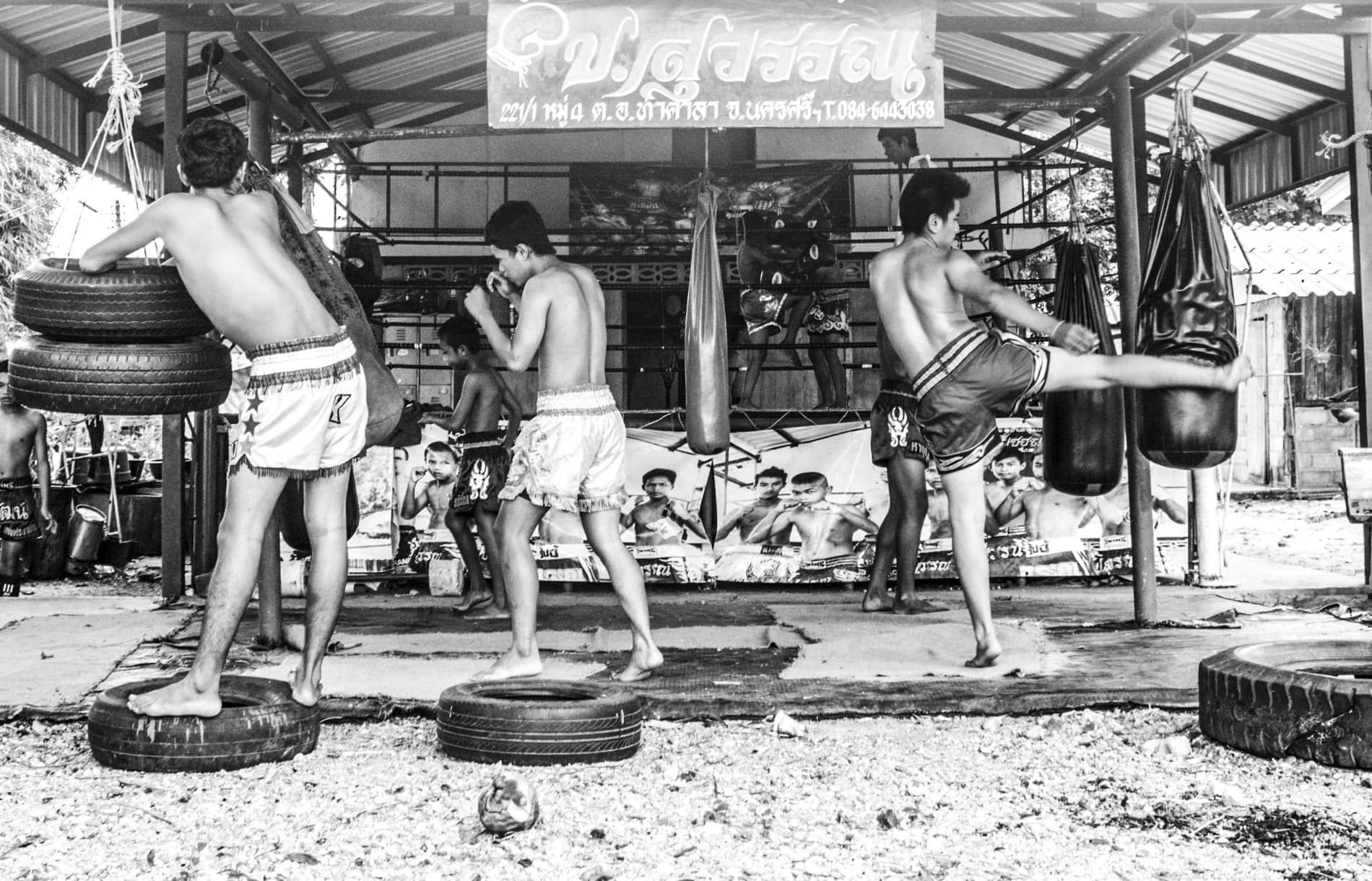 A História dos Camps de Muay Thai na Tailândia: Mestres, Linhagens e a Formação dos Campeões