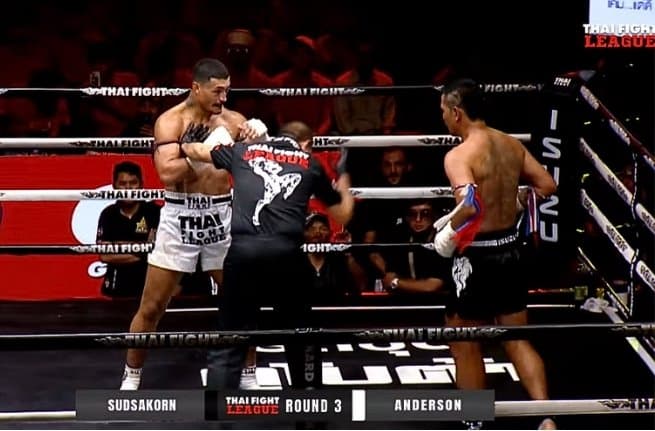 Anderson Santiago faz luta equilibrada contra Sudsakorn Sor Klimmee no Thai Fight League