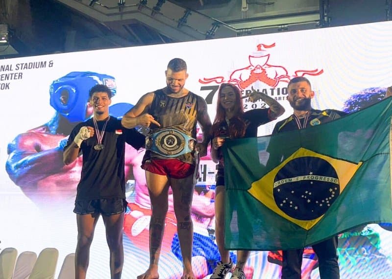 Bruce Souto conquista bicampeonato mundial com vitória por nocaute técnico em Bangkok