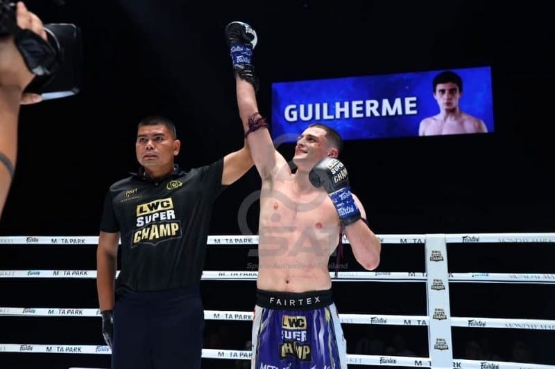 Guilherme Rodrigues encerra sequência de derrotas com nocaute técnico no LWC Super Champ em Bangkok