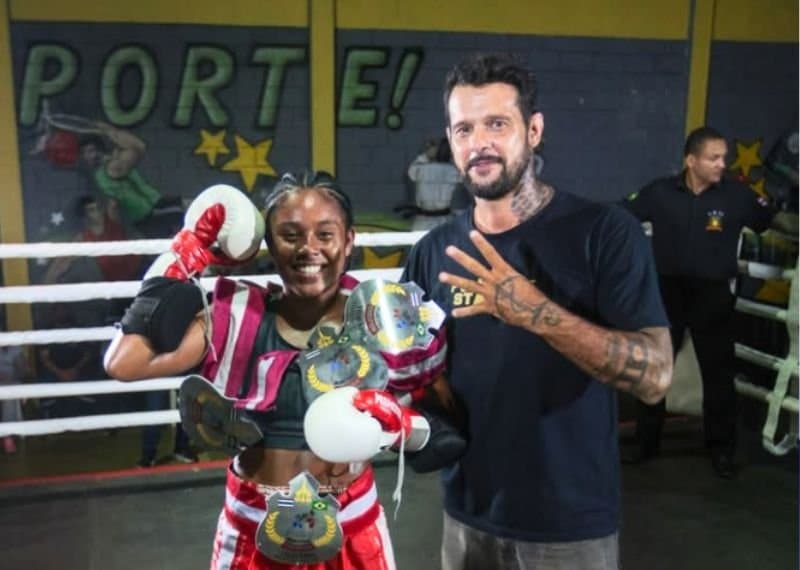 Iasmin Jesus faz história no Muay Thai brasileiro ao conquistar seu quarto título no Thai Kids