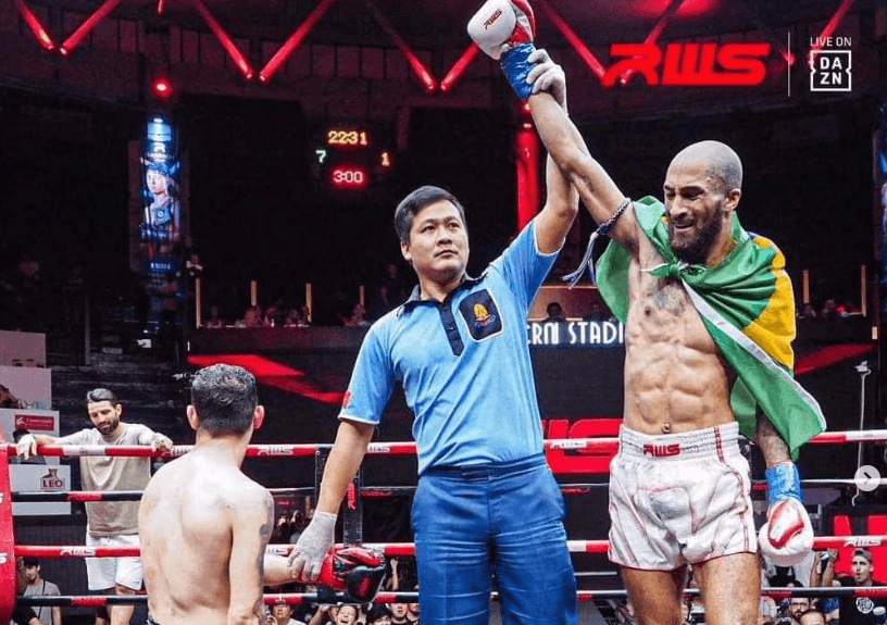Gabriel Pereira em ação no torneio super welterweight no RWS Rajadamnern