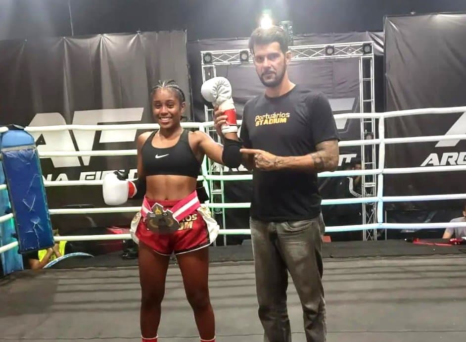 Iasmin de Jesus da equipe Garra Combat é a nova campeã até 50kg do Thai Kids